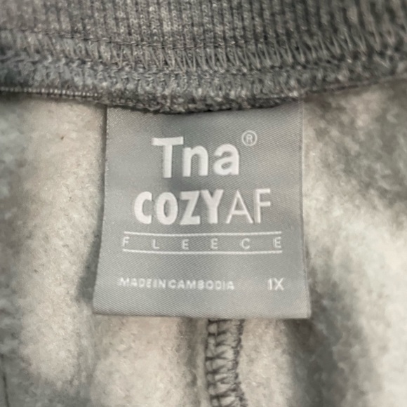 TNA cozyaf cuffed sweatpant - Picture 3 of 3